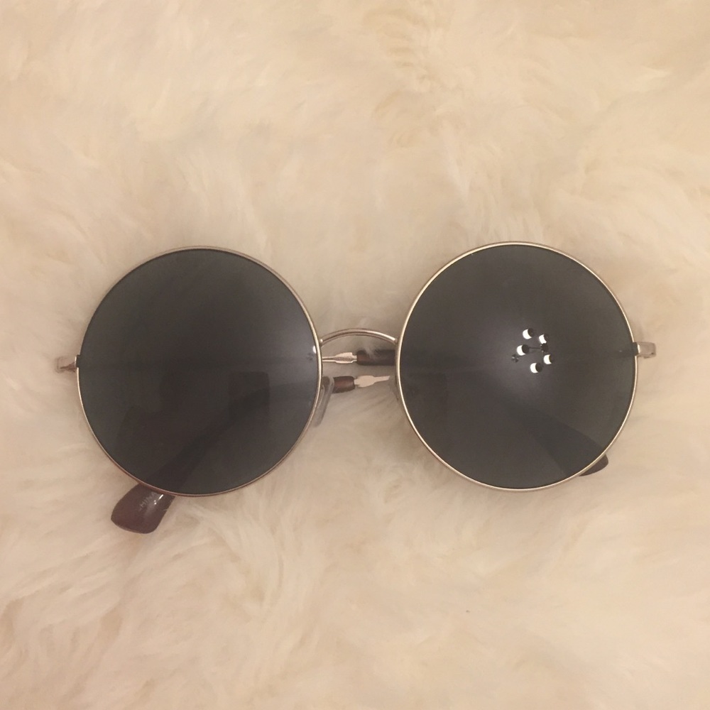 Circular shaped sunglasses